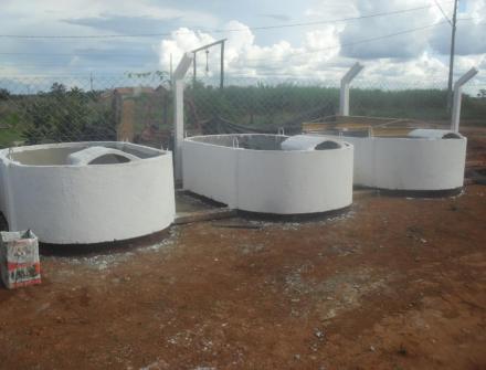 Casinha de sal e bebedouro de concreto em Juruena MT