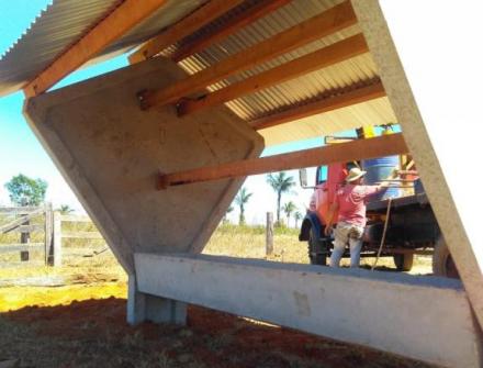 Casinha de sal e bebedouro de concreto em Juruena MT