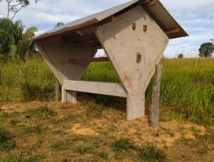Casinha de sal e bebedouro de concreto em Juruena MT