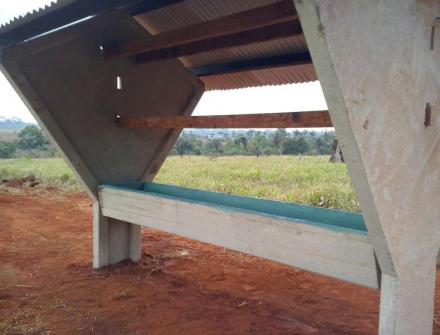 Casinha de sal e bebedouro de concreto em Juruena MT